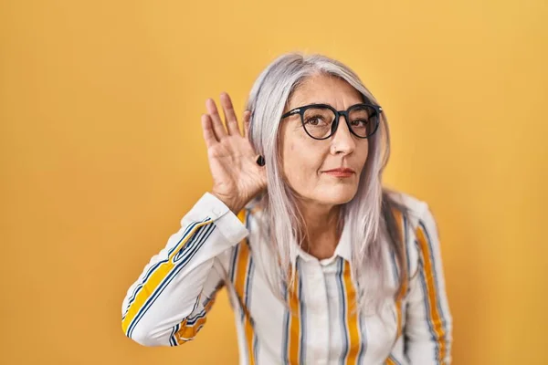 Middle Age Woman Grey Hair Standing Yellow Background Wearing Glasses — Φωτογραφία Αρχείου