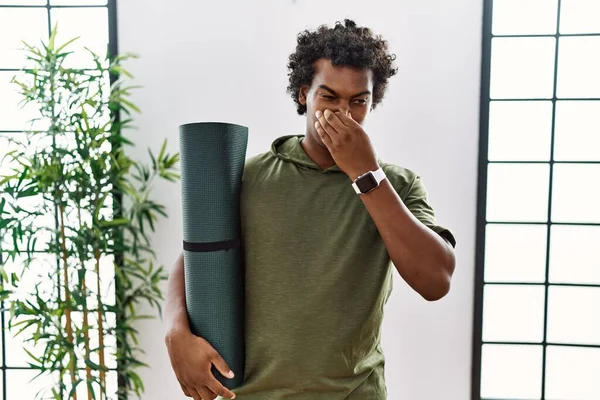 African Man Curly Hair Holding Yoga Mat Studio Smelling Something — Stockfoto