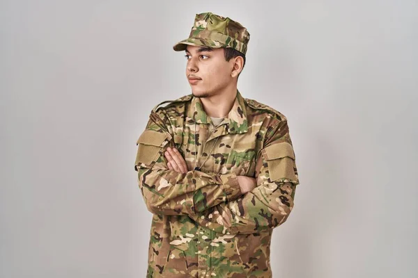 Młody Arabski Mężczyzna Mundurze Armii Kamuflażu Spogląda Bok Ramionami Skrzyżowanymi — Zdjęcie stockowe