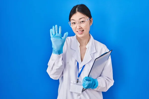 Chinese Young Woman Working Scientist Laboratory Waiving Saying Hello Happy — Stock fotografie