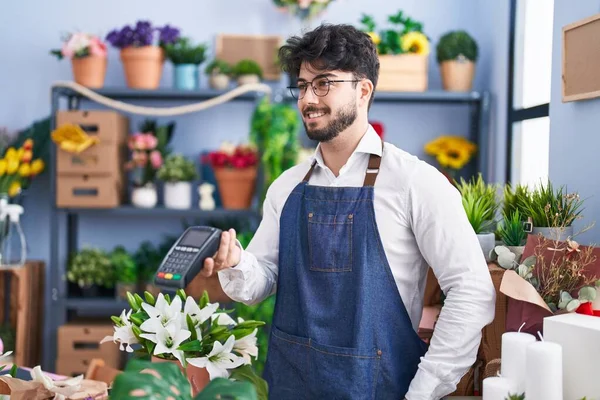 Young Hispanic Man Florist Smiling Confident Holding Dataphone Florist Shop — Stock fotografie
