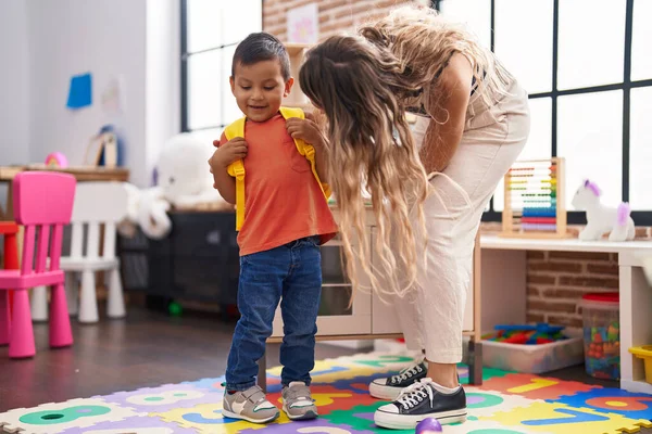 Lehrerin Und Kleinkind Lächeln Selbstbewusst Mit Rucksack Kindergarten — Stockfoto