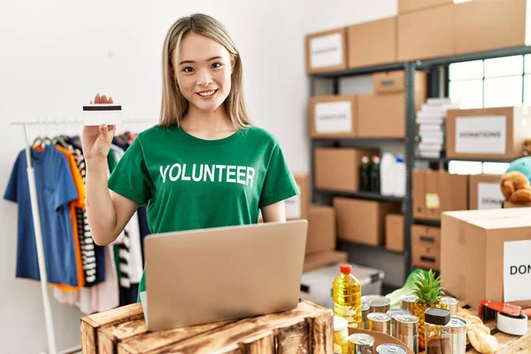 Young Chinese Woman Wearing Volunteer Uniform Holding Credit Card Working — Stock Photo, Image