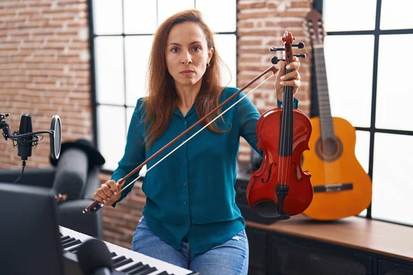 Mulher Morena Tocando Violino Cético Nervoso Franzindo Testa Chateado Por — Fotografia de Stock