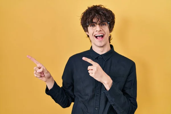 Young Man Wearing Glasses Yellow Background Smiling Looking Camera Pointing — Stock Photo, Image