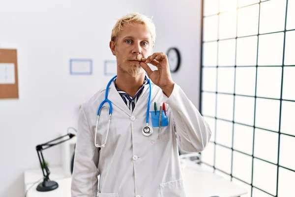 Młody Blondyn Mundurze Lekarza Stetoskopie Klinice Usta Usta Zamknięte Jak — Zdjęcie stockowe