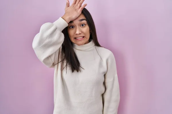 Young South Asian Woman Standing Pink Background Surprised Hand Head — Stock Photo, Image
