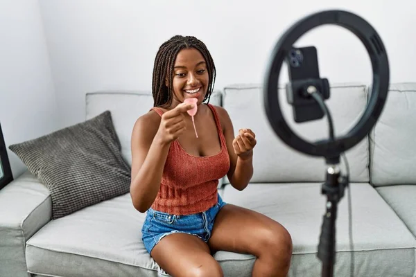 Jovem Afro Americana Segurando Menstrual Copo Gravação Vídeo Tutorial Casa — Fotografia de Stock