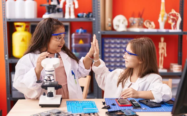 Twee Kinderen Studenten High Five Met Opgeheven Handen Laboratorium Klas — Stockfoto