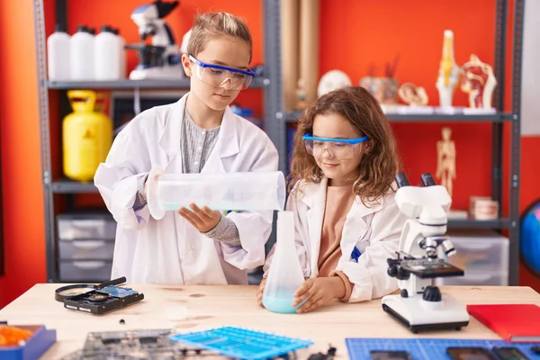 Twee Kinderen Studenten Gieten Vloeistof Reageerbuis Laboratorium Klaslokaal — Stockfoto
