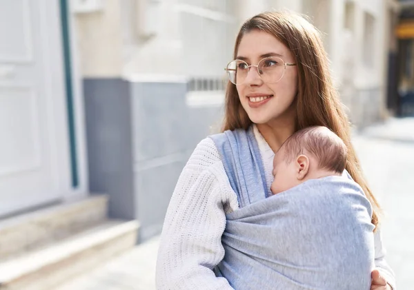 Anne Oğlu Sokakta Uyuyan Bebek — Stok fotoğraf