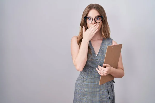 Caucasian Woman Wearing Glasses Business Clothes Shocked Covering Mouth Hands — Foto de Stock
