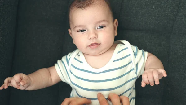 Liebenswertes Kaukasisches Baby Das Auf Dem Sofa Liegt Und Lächelt — Stockfoto