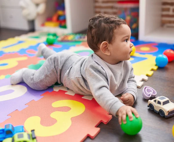Entzückendes Hispanisches Baby Spielt Kindergarten Mit Bällen Die Auf Dem — Stockfoto