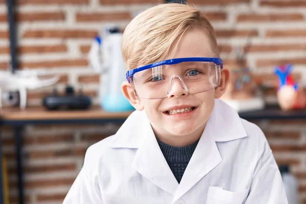 Entzückende Kleinkind Wissenschaftlerin Lächelt Selbstbewusst Klassenzimmer — Stockfoto
