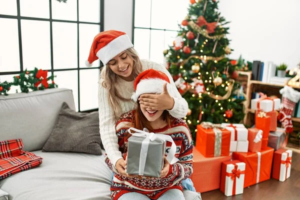 Mulher Casal Surpresa Com Presente Sentado Árvore Natal Casa — Fotografia de Stock