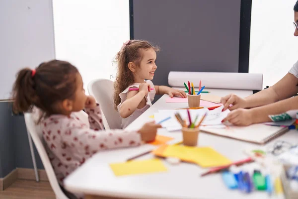 Two Kids Preschool Students Sitting Table Drawing Paper Classroom — Stockfoto