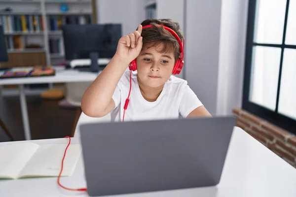 Adorável Hispânico Menino Estudante Usando Computador Ter Educação Longa Distância — Fotografia de Stock