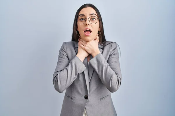 Hispanic Business Woman Wearing Glasses Shouting Suffocate Because Painful Strangle — Stock Photo, Image