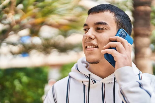 Junger Mann Lächelt Selbstbewusst Und Spricht Park Auf Dem Smartphone — Stockfoto