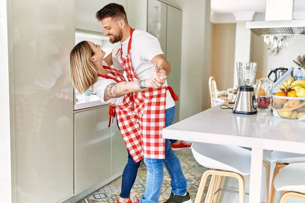 Young Couple Smiling Confident Dancing Kitchen — Stock Photo, Image