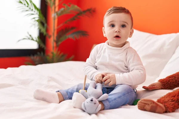 可爱的高加索婴儿在卧室的床上玩玩具 — 图库照片