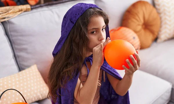 Rozkošná Hispánská Dívka Nosí Halloween Kostým Nafukovací Balón Doma — Stock fotografie