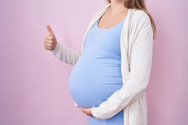 Mladá Těhotná Žena Očekává Dítě Dotýká Těhotné Břicho Usmívá Šťastný — Stock fotografie