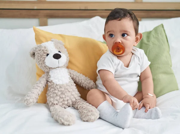 Sevimli Spanyol Bebek Emzirici Yatak Odasında Oturuyor — Stok fotoğraf