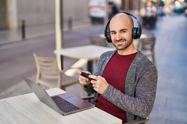 Young Man Smiling Confident Playing Video Game Coffee Shop Terrace — Stock Photo, Image