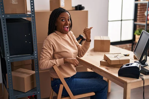 Young African American Braids Working Small Business Ecommerce Pointing Thumb — Stockfoto