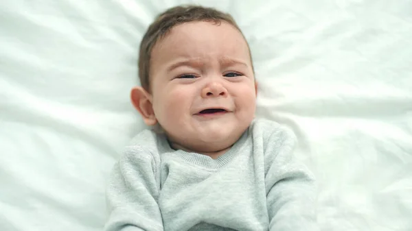 Adorable Bébé Hispanique Couché Sur Lit Pleurant Dans Chambre — Photo