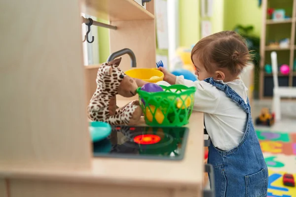 Liebenswertes Blondes Kleinkind Spielt Mit Spielküche Kindergarten — Stockfoto