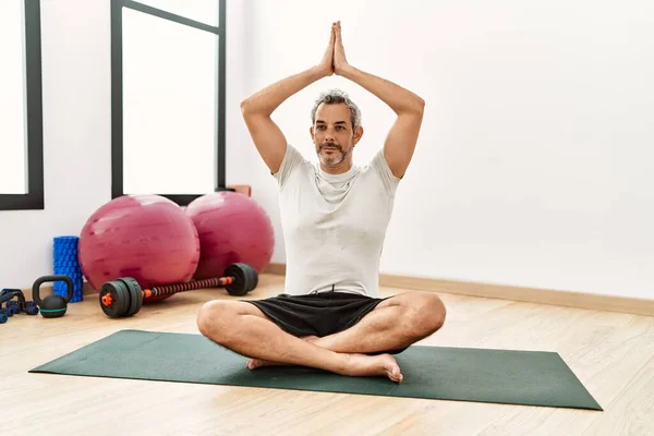 Hombre Pelo Gris Mediana Edad Que Entrena Yoga Centro Deportivo —  Fotos de Stock