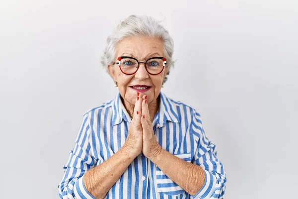 Seniorin Mit Grauen Haaren Steht Vor Weißem Hintergrund Und Betet — Stockfoto