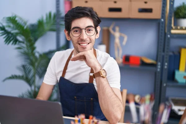 Young Hispanic Man Artist Smiling Confident Using Laptop Art Studio — Fotografia de Stock