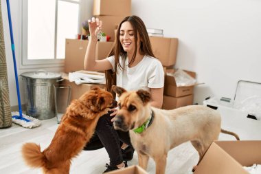 Genç İspanyol kadın gülümsüyor. Yeni evin anahtarını elinde tutuyor.