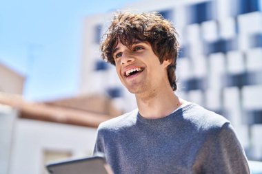 Sokakta kendinden emin gülümseyen İspanyol genç adam.