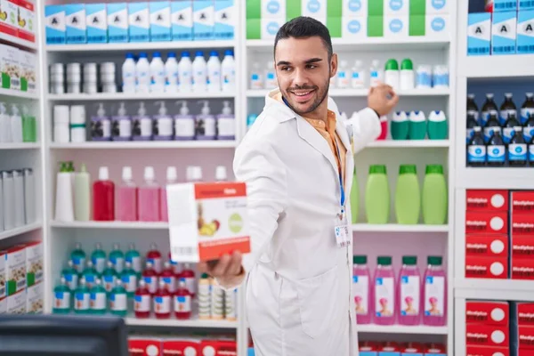 Ung Latinamerikansk Man Apotekare Ler Säker Hålla Vitamin Paket Apoteket — Stockfoto