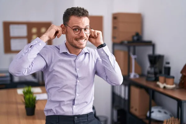 オフィスで若いヒスパニック系の男の指で耳を引く笑みを浮かべて 面白いジェスチャー オーディション問題 — ストック写真