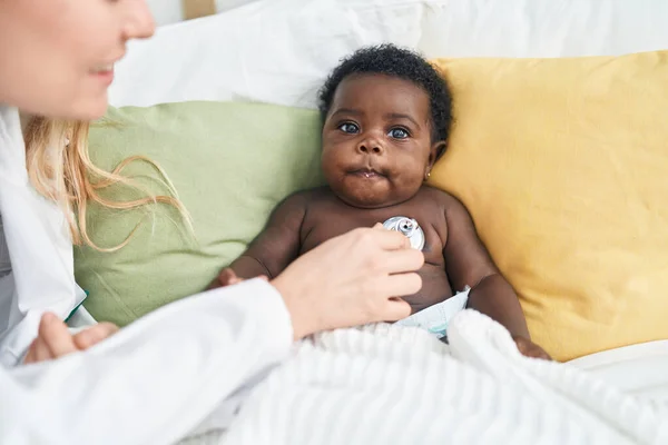 Bambino Afroamericano Che Visita Medica Seduto Sul Letto Camera Letto — Foto Stock