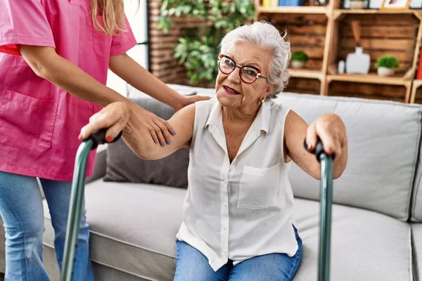 Paciente Idosa Cabelos Grisalhos Com Suporte Para Enfermeiro Andador Geriatria — Fotografia de Stock