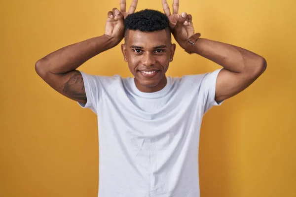 Nuori Latino Mies Seisoo Keltainen Tausta Poseeraa Hauska Hullu Sormet — kuvapankkivalokuva