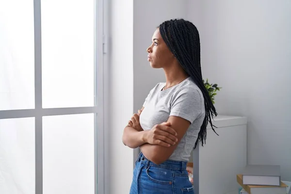 Αφροαμερικανή Γυναίκα Στέκεται Ανήσυχη Έκφραση Στο Σπίτι — Φωτογραφία Αρχείου