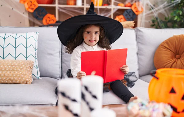 Adorável Menina Hispânica Vestindo Halloween Fantasia Leitura Livro Casa — Fotografia de Stock