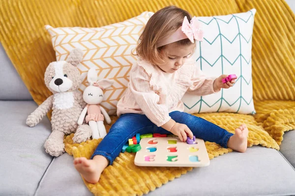 Sevimli Sarışın Çocuk Evdeki Kanepede Oturmuş Matematik Oyunu Oynuyor — Stok fotoğraf