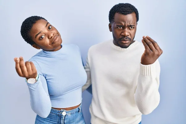 Jeune Couple Afro Américain Debout Sur Fond Bleu Faisant Geste — Photo