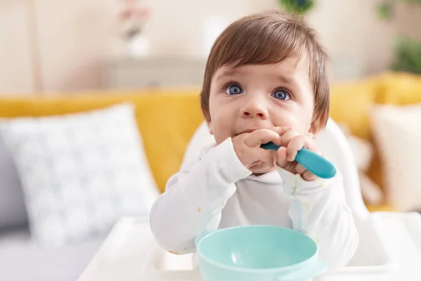 Nuttet Spansktalende Lille Barn Sidder Højstol Spiser Hjemme - Stock-foto