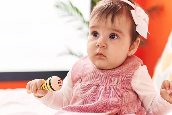 Schattige Spaanse Baby Spelen Maraca Zitten Bed Slaapkamer — Stockfoto