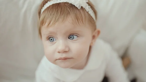 Bedårande Blond Baby Sitter Sängen Med Avslappnat Uttryck Sovrummet — Stockfoto